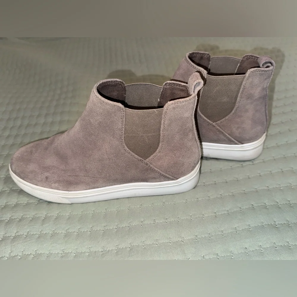 Blondo Stylish Tan Suede waterproof Ankle Boots. Size ladies 6. GUC